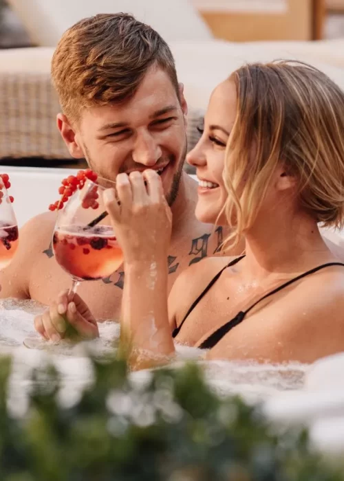 Pareja en el jacuzzi del spa