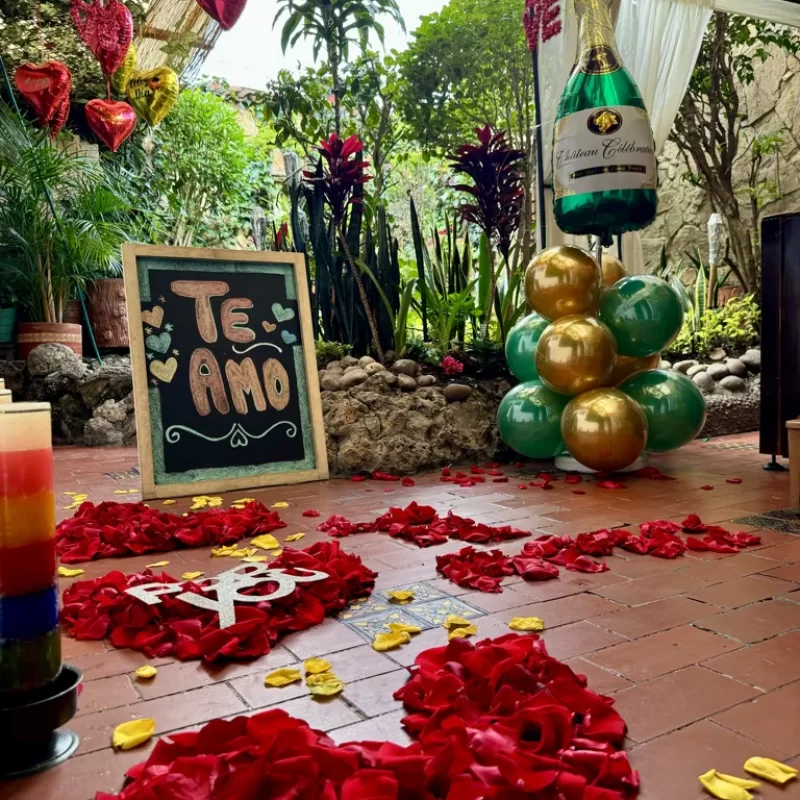 Patio del spa decorado con pétalos para una sorpresa