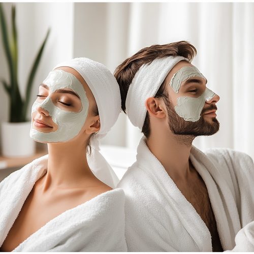 Dos personas en bata con mascarilla facial durante el Plan Jaspe